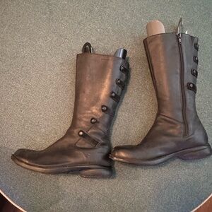 Merrell Tetra women’s boots size 8 good used condition in black. Waterproof $69